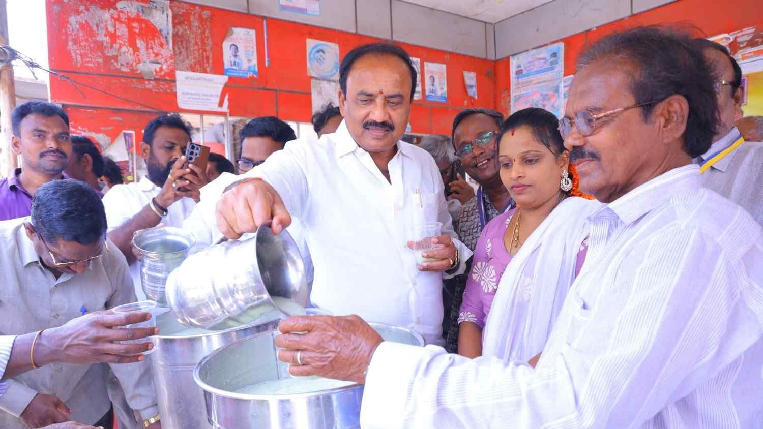 చలివేంద్రం మానవత్వానికి చిహ్నం – వేటపాలెంలో మజ్జిగ పంపిణీ చేసిన ఎమ్మెల్యే మాలకొండయ్య