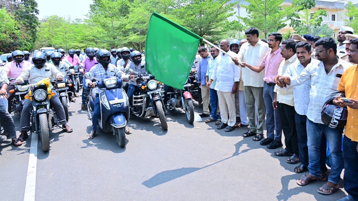 మీడియా ప్రతినిధులకు హెల్మెట్లు పంపిణీ చేసిన ఎమ్మెల్యే నరేంద్ర