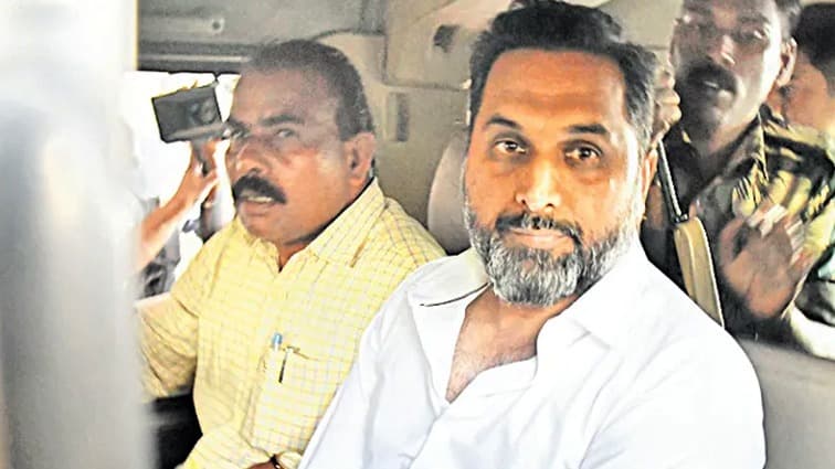 మద్యం అక్రమ రవాణా కేసులో నిందితులపై సిట్ విచారణ.. రాజ్ కేసిరెడ్డి, కారుమూరి నాగేశ్వరరావుకు నోటీసులు