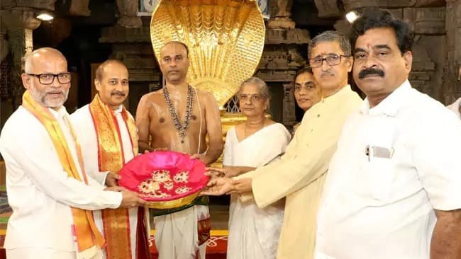 తిరుమలలో భారీ విరాళాలు.. స్వామివారికి 753 గ్రాముల బంగారు పతకాలు, అన్నప్రసాద ట్రస్టుకు రూ.20 లక్షలు