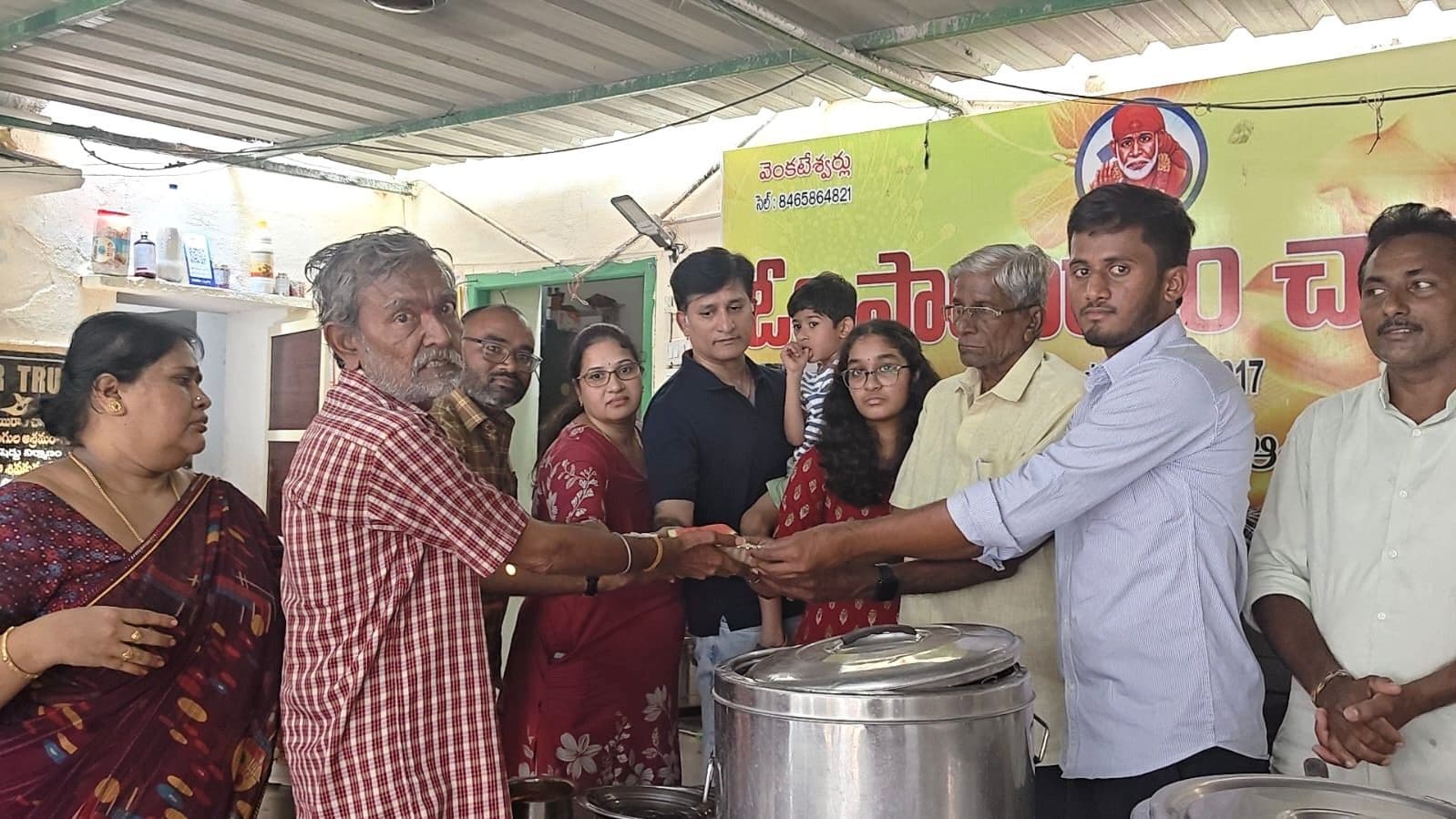 గూడూరులో వృద్ధాశ్రమంలో అన్నదానం..