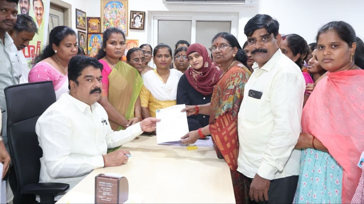 ప్రజా దర్బార్‌కు విశేష స్పందన.. ఎమ్మెల్యే బోండా ఉమా భరోసా