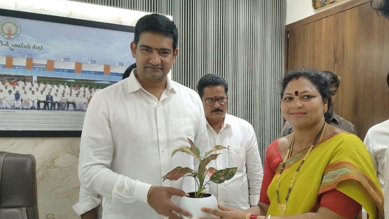 మంత్రి కొండపల్లి శ్రీనివాసరావును కలిసిన సుశీల