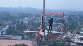 కర్నూలు జిల్లా ఆదోనిలో హైడ్రామా… భార్యను కాపురానికి పంపాలంటూ టవర్ ఎక్కిన యువకుడు
