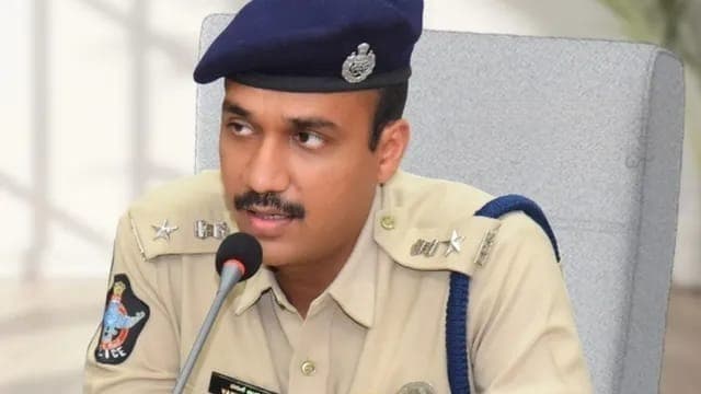 విజయవాడలో ఖైదీ పరారీ ఘటన కలకలం… ముగ్గురు ఏఆర్ కానిస్టేబుళ్లు సస్పెండ్