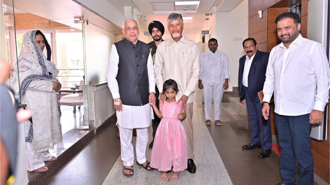 అస్వస్థతలో ఉన్న గవర్నర్‌ను పరామర్శించిన సీఎం చంద్రబాబు