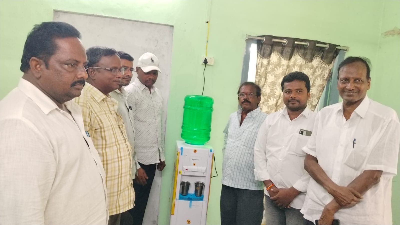 వేటపాలెం గ్రామపంచాయతీకి వాటర్ రిఫ్రిజిరేటర్ అందజేత