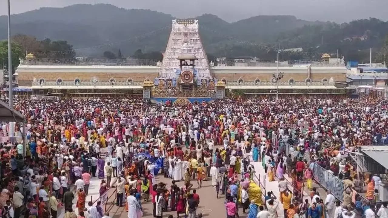 తిరుమలలో భారీ భక్తుల రద్దీ – సర్వదర్శనానికి 18 గంటల నిరీక్షణ