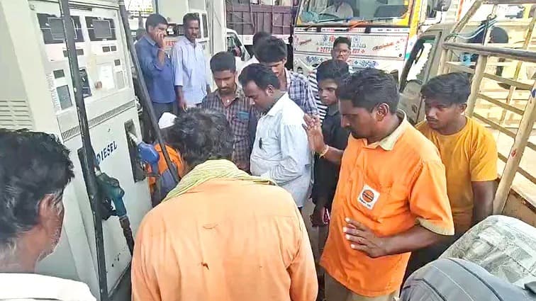 తూర్పు గోదావరిలో పెట్రోల్ బంకుల వద్ద భారీ క్యూ