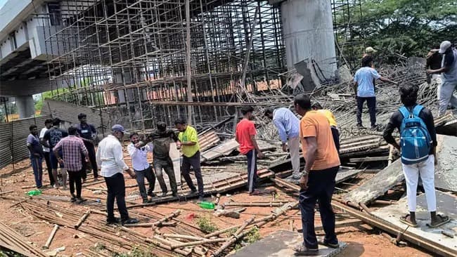 విశాఖలో నిర్మాణంలో ఉన్న రైల్వే బ్రిడ్జి కూలి ప్రమాదం