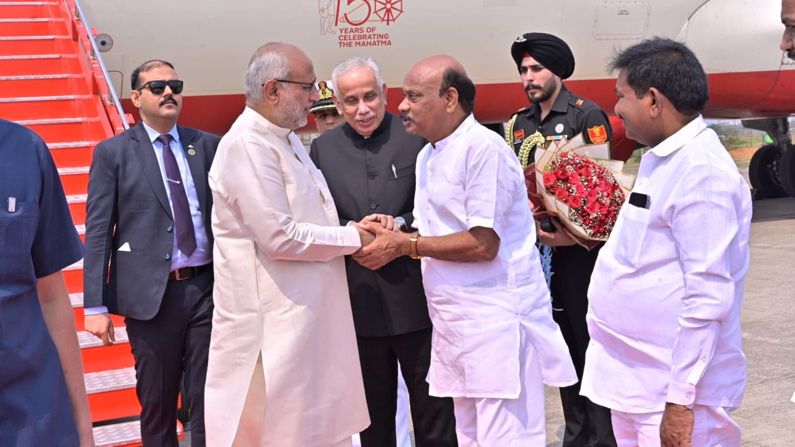 విశాఖకు చేరుకున్న ఉపరాష్ట్రపతి సీపీ రాధాకృష్ణన్.. ఘనస్వాగతం పలికిన స్పీకర్ అయ్యన్నపాత్రుడు
