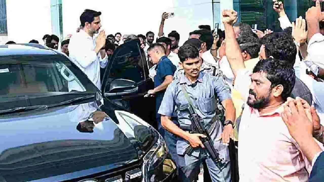 విశాఖ ఎయిర్‌పోర్ట్‌కు చేరుకున్న మంత్రి నారా లోకేశ్