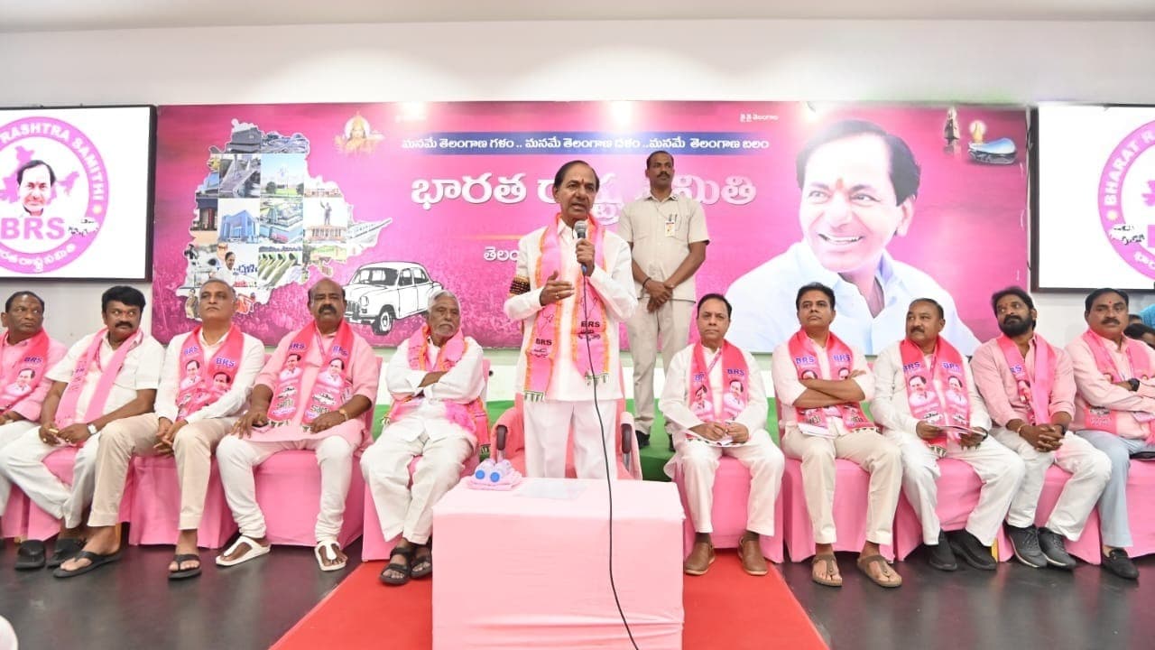 రాష్ట్ర స్థాయి కమిటీ మినహా అన్ని కమిటీలను రద్దు చేసిన కేసీఆర్