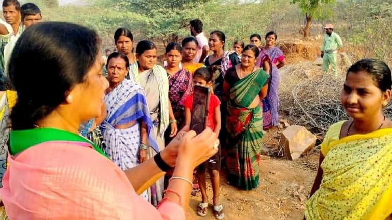 ఉపాధి హామీ కూలీలతో మాట్లాడిన ఎమ్మెల్యే పరిటాల సునీతమ్మ