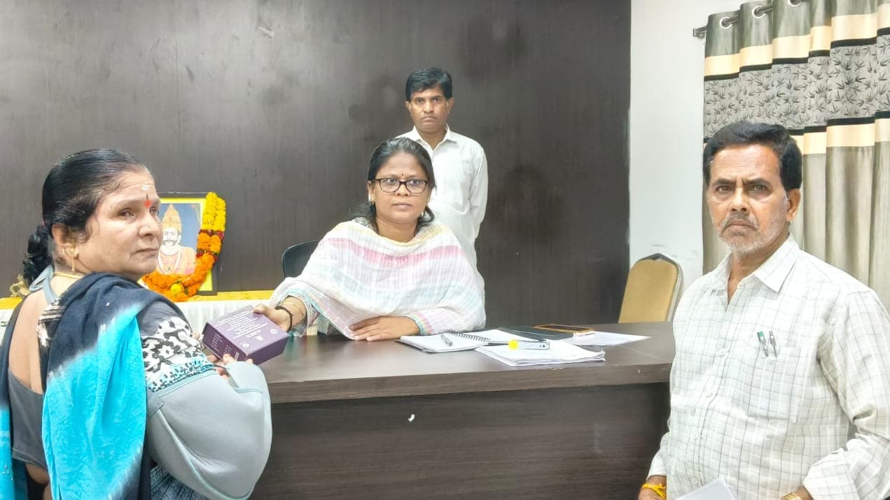 దివ్యాంగులకు ప్రభుత్వం అండగా ఉంటుంది : నాగజ్యోతికి వినికిడి యంత్రం అందజేత