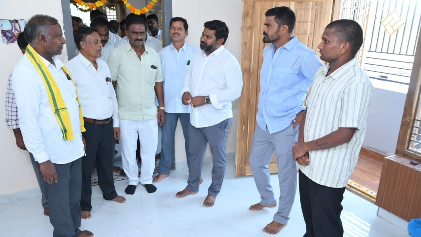 బొన్నాడ బ్రదర్స్ గృహప్రవేశ వేడుకల్లో పాల్గొన్న ఎమ్మెల్యే విజయ్ చంద్ర