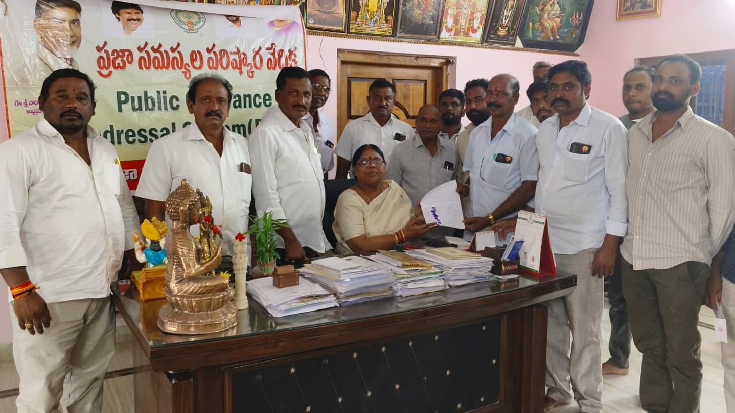 ప్రజల సమస్యల పరిష్కారమే లక్ష్యం : ప్రజాదర్బార్‌లో ఎమ్మెల్యే కోళ్ల లలితకుమారి