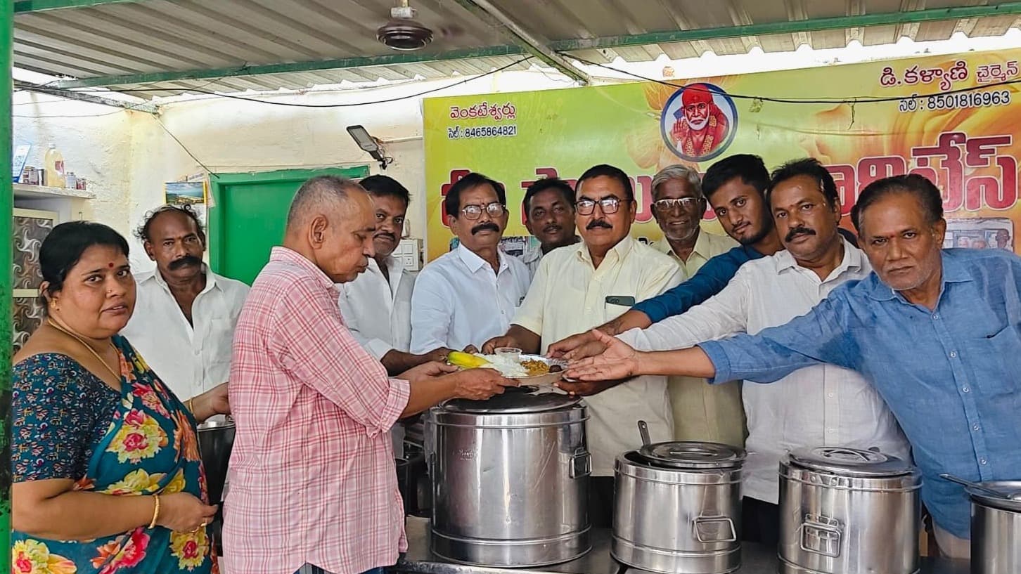 వృద్ధాశ్రమంలో అన్నదానం చేసిన అమరయ్య నాయుడు కుటుంబం