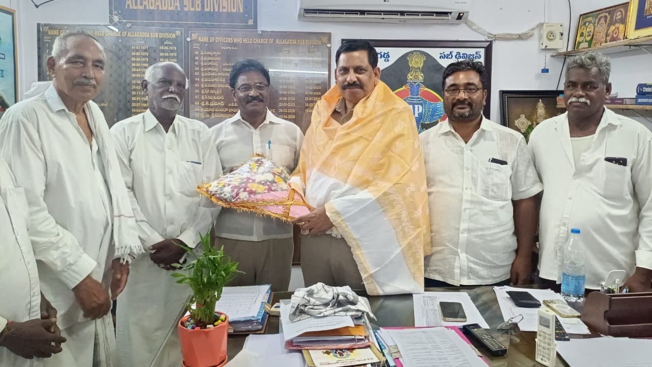 రాజనగరం గ్రామస్తులు నూతన డీఎస్పీ శ్రీనివాసరావును మర్యాదపూర్వకంగా కలిసిన ఘటన