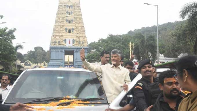 సింహాచలం అప్పన్నను దర్శించుకున్న సీఎం చంద్రబాబు.. ప్రత్యేక పూజల్లో పాల్గొన్న కేంద్ర మంత్రులు