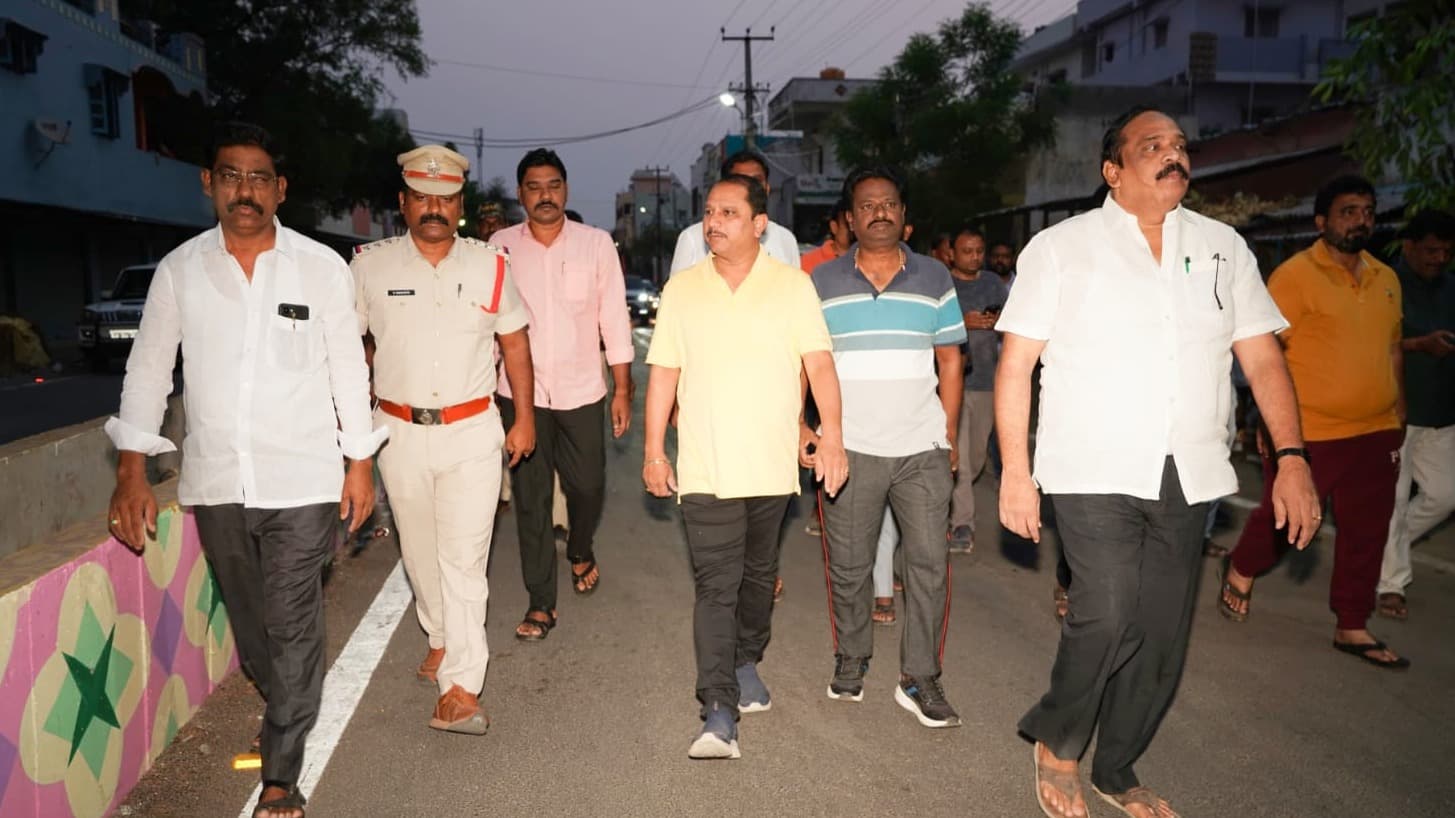 అనంతపురం 26వ డివిజన్‌లో ఆకస్మిక పర్యటన చేసిన ఎమ్మెల్యే దగ్గుపాటి ప్రసాద్..