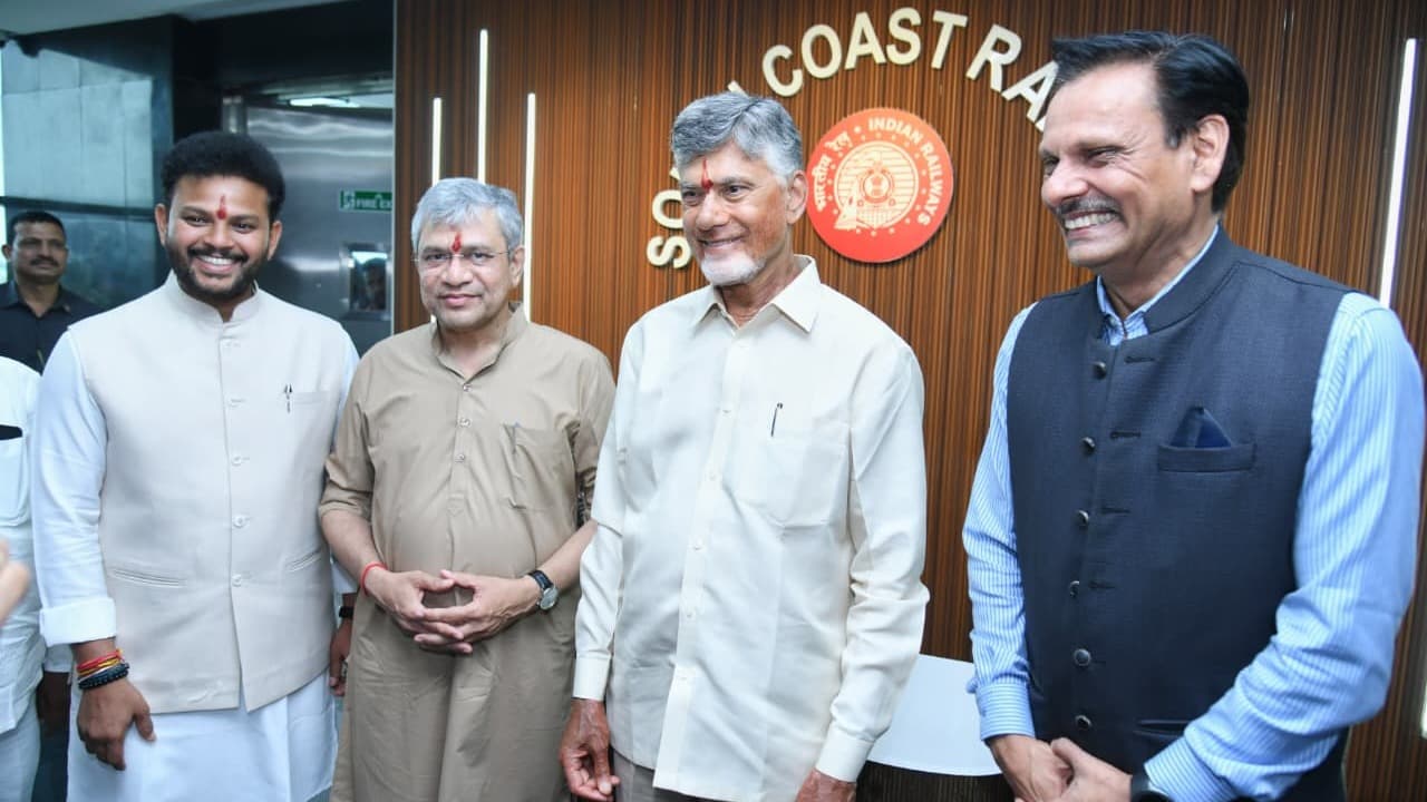 దక్షిణ కోస్తా రైల్వే జోన్ అభివృద్ధిపై ముఖ్యమంత్రి నారా చంద్రబాబు, కేంద్ర రైల్వే శాఖ మంత్రి అశ్వినీ వైష్ణవ్ కీలక సమీక్ష