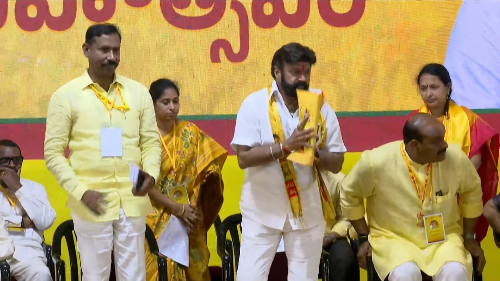 టీడీపీ కార్యాలయానికి చేరుకున్న నందమూరి బాలకృష్ణ