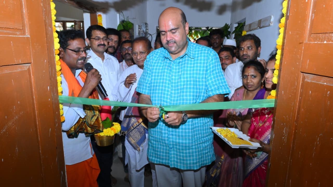 పారాదిలో బాలుర వసతి గృహ ప్రవేశం.. కలెక్టర్, ఎమ్మెల్యే చేతుల మీదుగా ప్రారంభోత్సవం