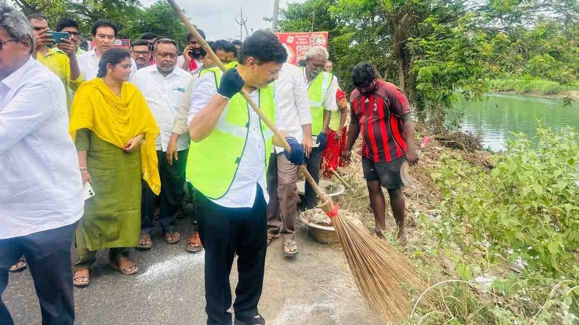 పారిశుద్ధ్య కార్మికుడిగా మంత్రి కందుల దుర్గేష్.. స్వచ్ఛపథంలో స్వయంగా చెత్త తొలగింపు