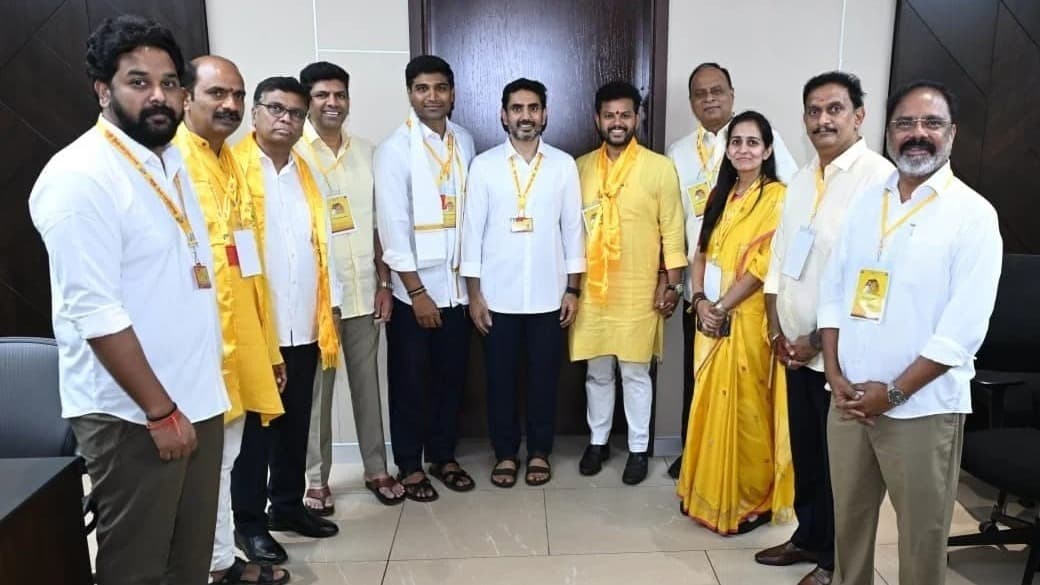 మంత్రి నారా లోకేష్ ను కలిసి అభినందనలు తెలిపిన పలువురు నేతలు