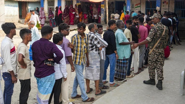 పశ్చిమ బెంగాల్ అసెంబ్లీ తుది దశ పోలింగ్ ఉత్సాహంగా కొనసాగుతోంది