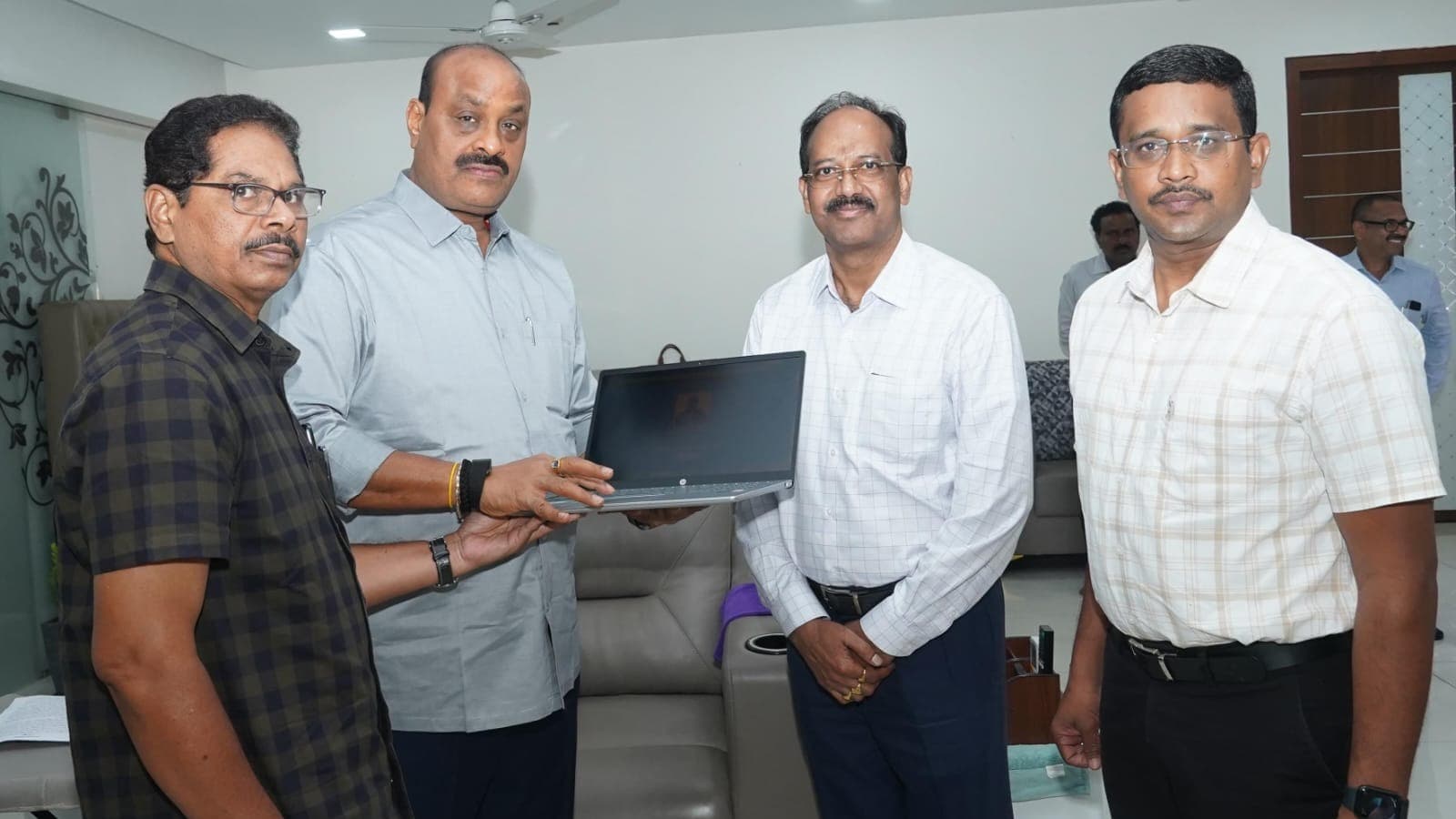 పశుసంవర్ధక రంగానికి నూతన దిశ.. రైతుల ఆదాయ వృద్ధిపై మంత్రి అచ్చెన్నాయుడు ప్రణాళిక