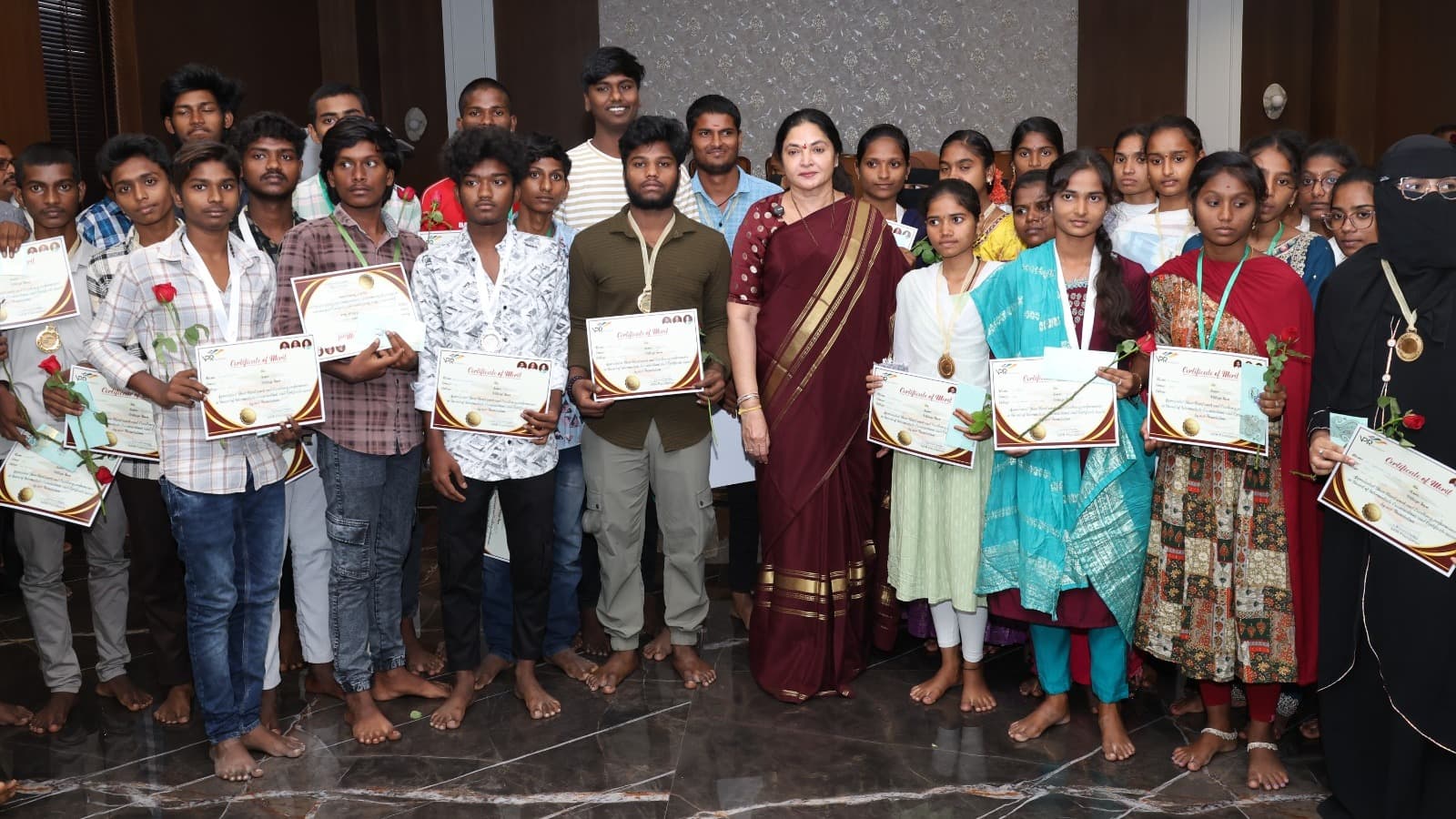 సోషల్ మీడియా మాయలో పడొద్దు.. విద్యార్థులకు ఎమ్మెల్యే ప్రశాంతి రెడ్డి దిశానిర్దేశం