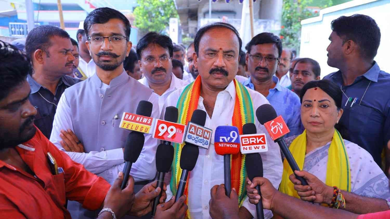 చీరాలలో ఇంటింటికీ పింఛన్లు పంపిణీ… లబ్ధిదారుల వద్దకే వెళ్లిన ఎమ్మెల్యే మాలకొండయ్య, కలెక్టర్ వినోద్ కుమార్