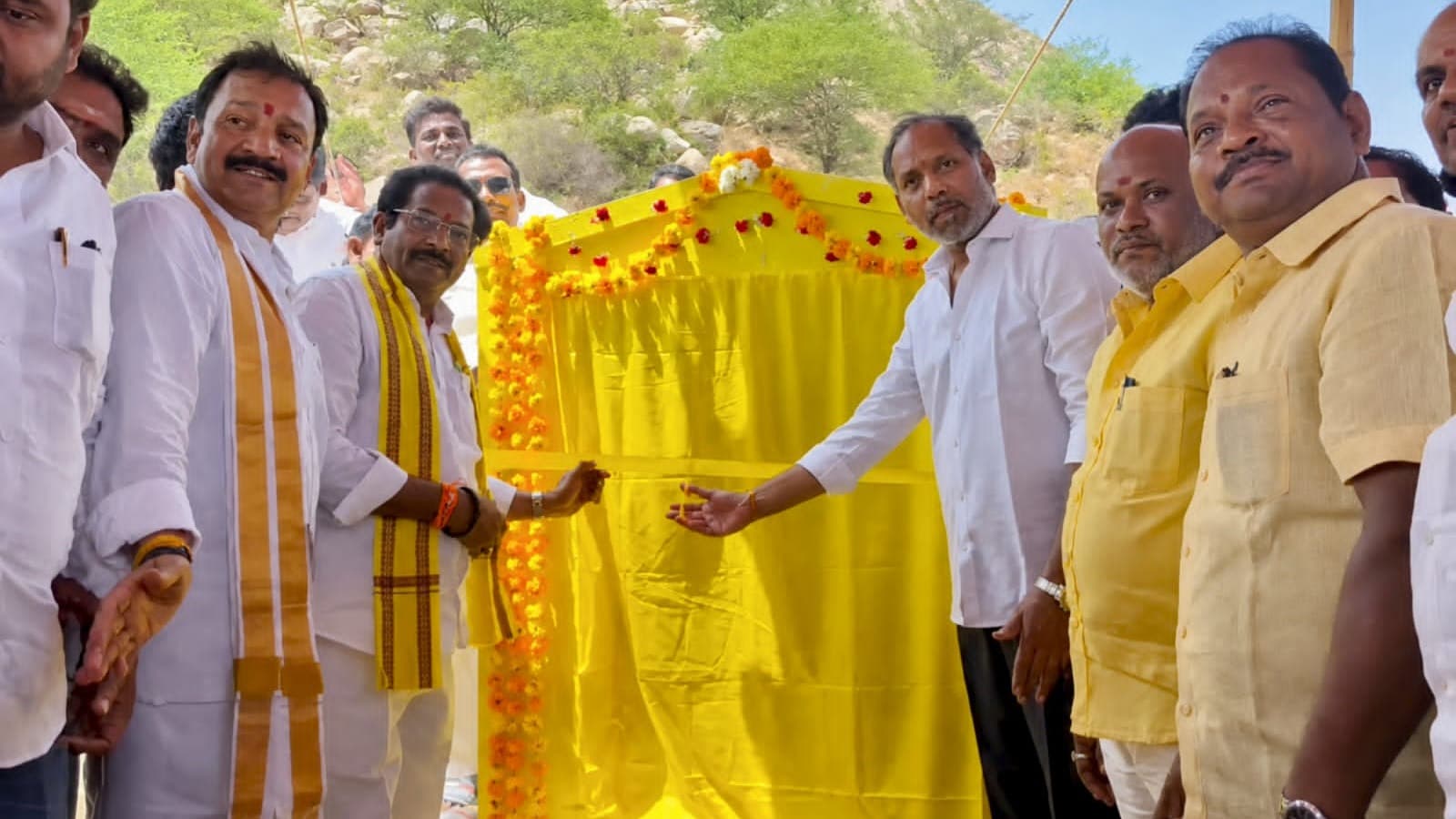 గిరిప్రదక్షిణ రోడ్డు పనులకు శంకుస్థాపన చేసిన మంత్రి గొట్టిపాటి