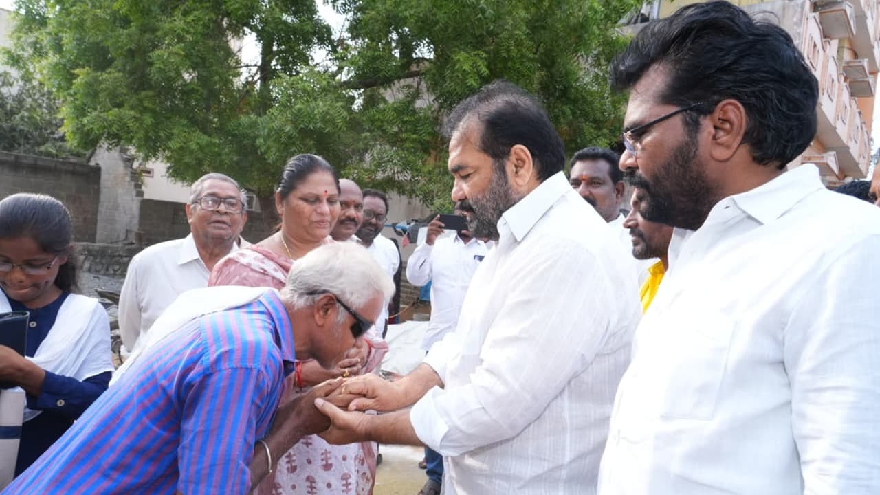 ఇంటింటికీ వెళ్లి పింఛన్లు పంపిణీ చేసిన ఎమ్మెల్యే కోటంరెడ్డి శ్రీధర్ రెడ్డి