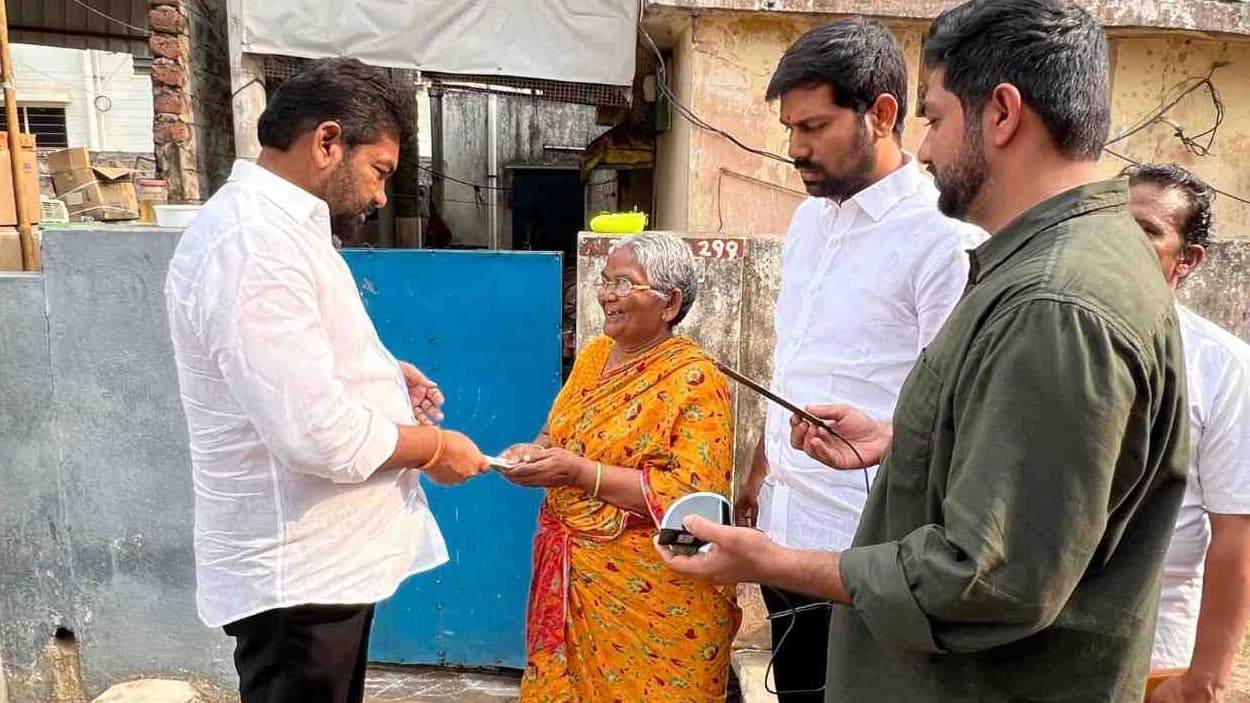 పేదల ముంగిటకే ఎన్‌టీఆర్ భరోసా పింఛన్లు… నెల్లూరు రూరల్‌లో గిరిధర్ రెడ్డి పంపిణీ