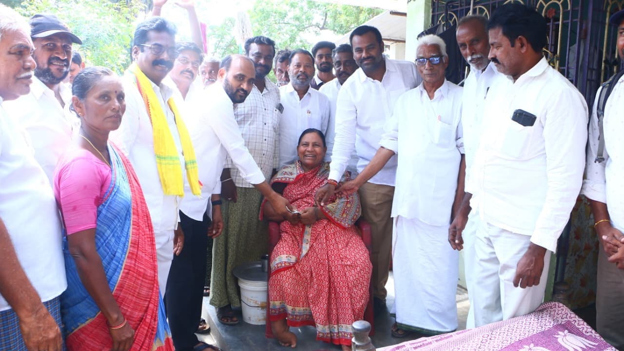 ఎన్టీఆర్ భరోసా పెన్షన్ పంపిణీ కార్యక్రమంలో ఎమ్మెల్యే కాకర్ల సురేష్