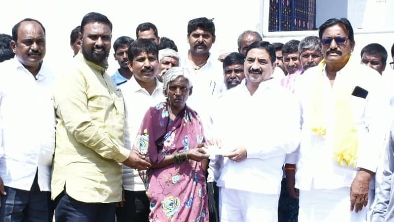 కలేకుర్తి గ్రామంలో ఎన్టీఆర్ భరోసా పింఛన్లు పంపిణీ చేసిన ఎమ్మెల్యే కాలవ శ్రీనివాసులు
