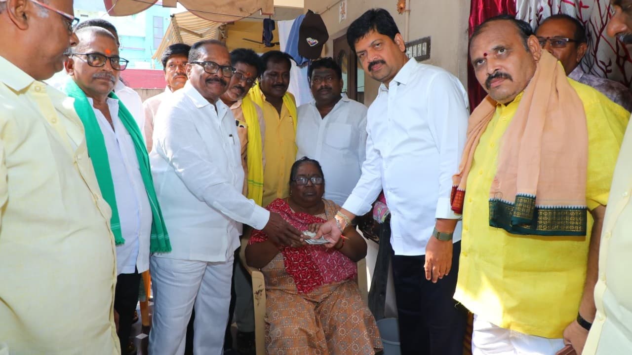 మచిలీపట్నంలో పెన్షన్ల పంపిణీ… పేదల సేవలో కూటమి ప్రభుత్వం: మంత్రి కొల్లు రవీంద్ర