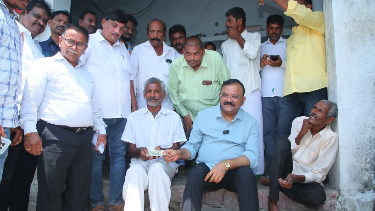 ఎన్టీఆర్ భరోసా పింఛన్ల పంపిణీలో పాల్గొన్న ఎమ్మెల్యే యరపతినేని శ్రీనివాసరావు