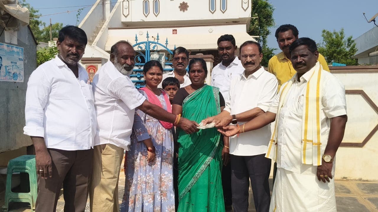 సింగరాయకొండలో ఎన్టీఆర్ భరోసా పెన్షన్ల పంపిణీ… పాల్గొన్న డాక్టర్ నూకసాని బాలాజీ