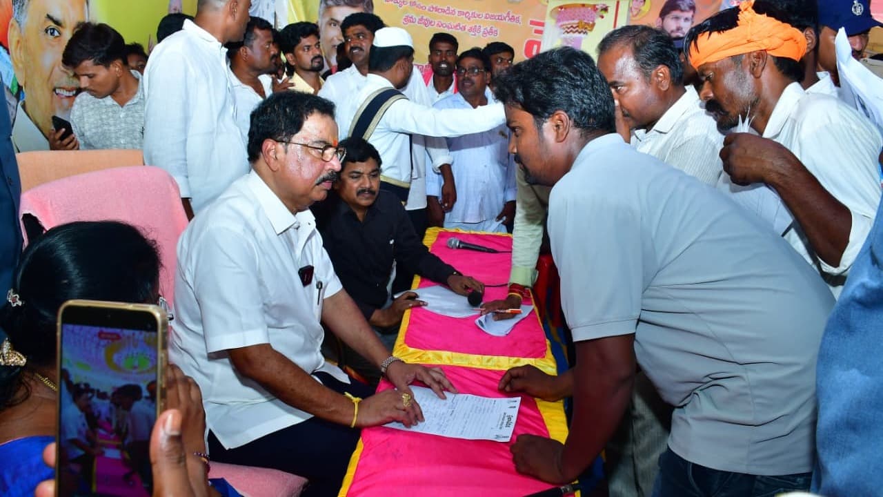 పోలేపల్లిలో ప్రజాదర్బార్ గ్రీవెన్స్… సమస్యల పరిష్కారమే లక్ష్యమని ఎమ్మెల్యే అమిలినేని