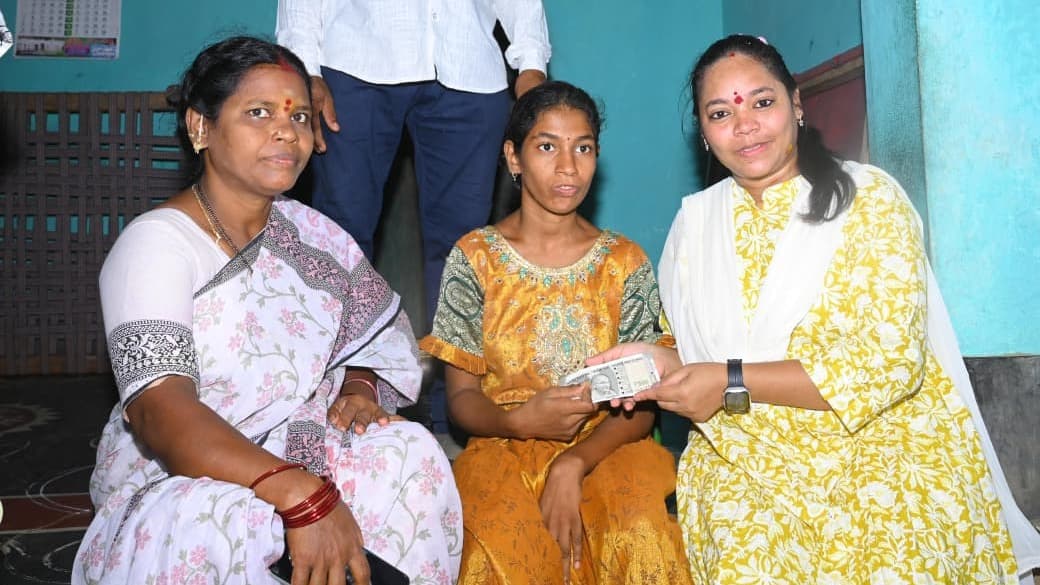 ఇంటింటికీ వెళ్లి పింఛన్లు అందిస్తూ యోగక్షేమాలు అడిగిన ఎమ్మెల్యే