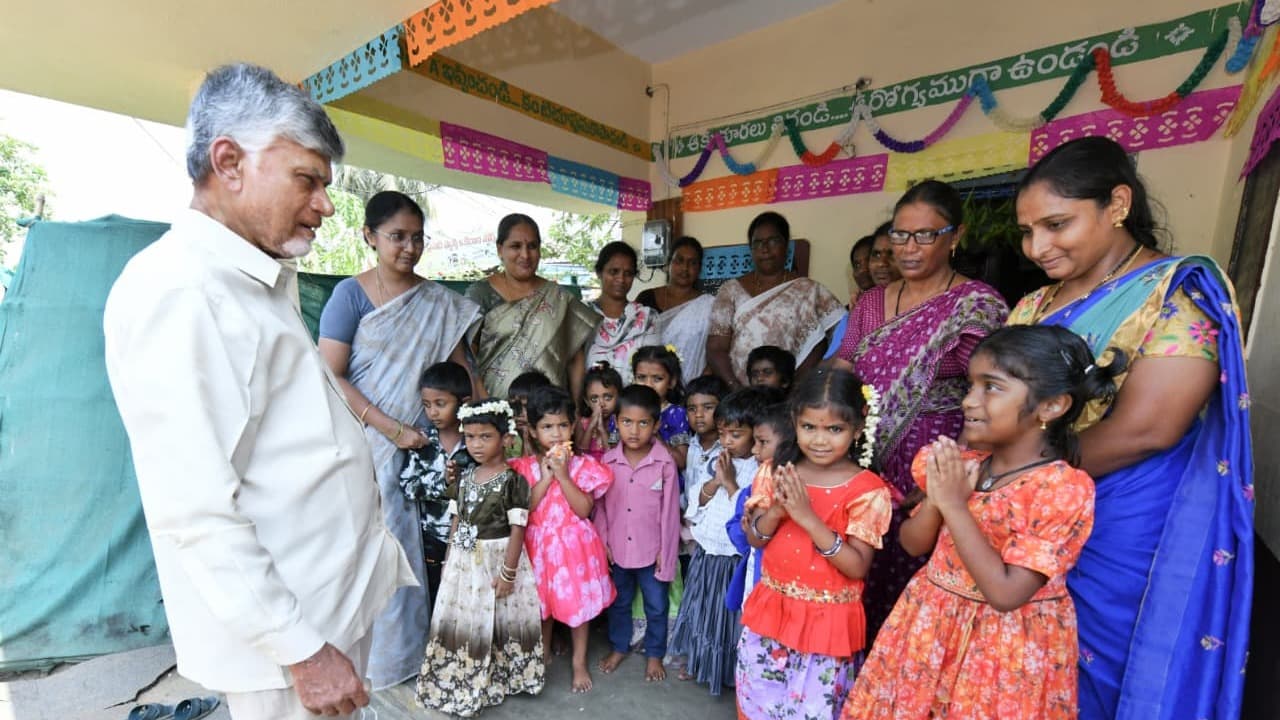 పమిడిముక్కల అంగన్వాడీ కేంద్రాన్ని సందర్శించిన సీఎం చంద్రబాబు