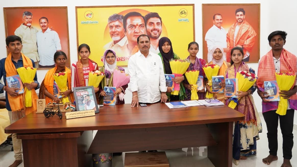 10వ తరగతిలో ప్రతిభ చూపిన విద్యార్థులకు ఎమ్మెల్యే దగ్గుపాటి ప్రసాద్ ఘన సన్మానం