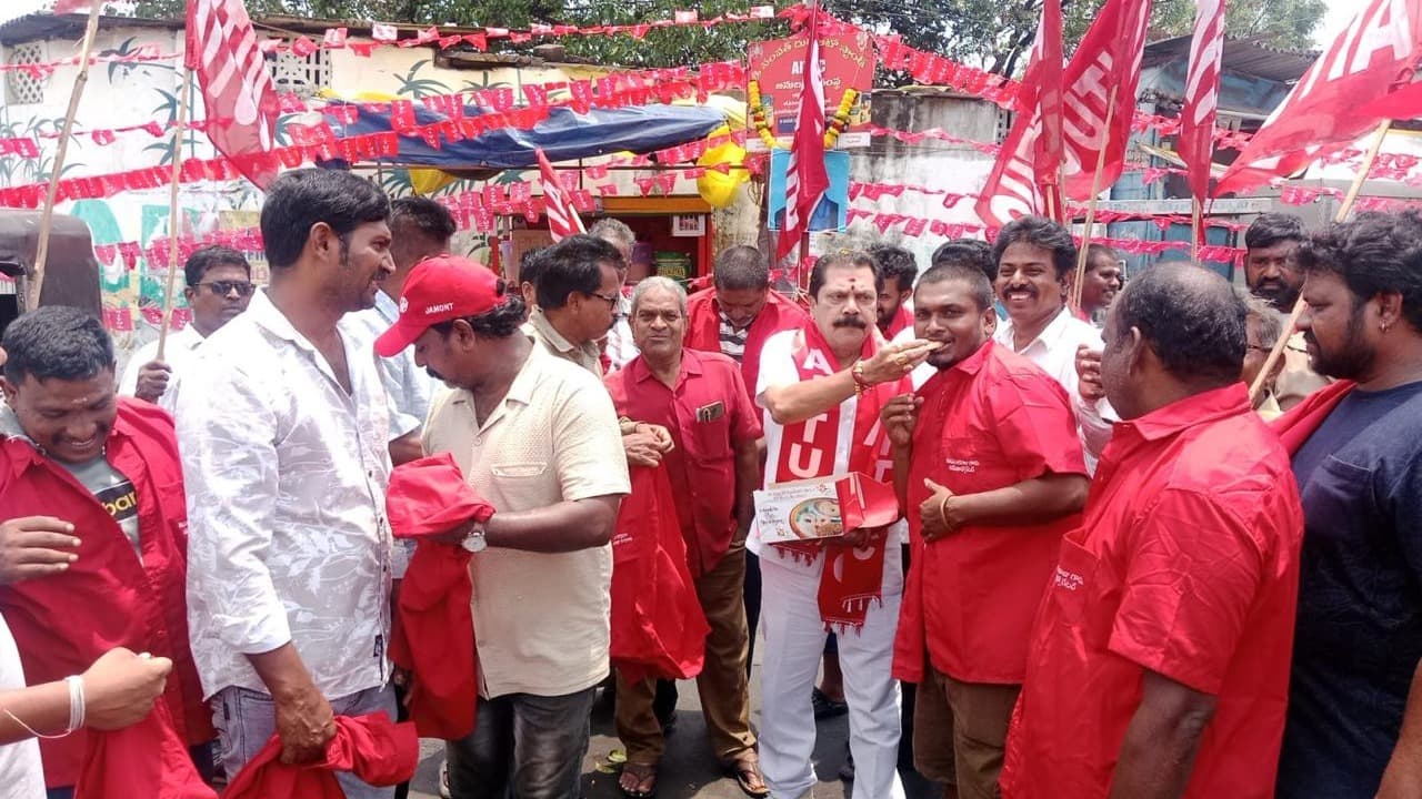 ఆటో, రిక్షా కార్మికులకు డాక్టర్ కందుల దుస్తుల పంపిణీ