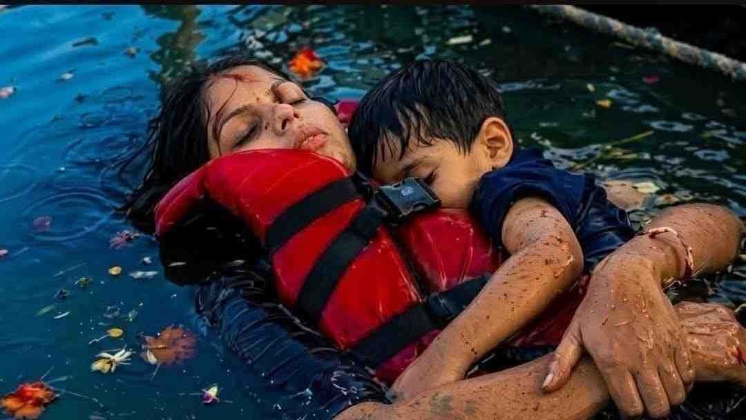 పడవ ప్రమాదంలో చివరి శ్వాస వరకు బిడ్డను కాపాడిన తల్లి..