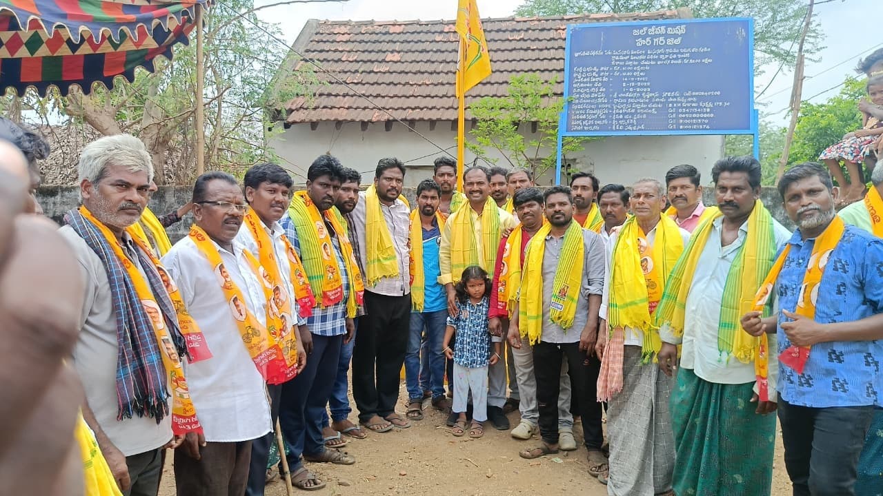 నూజివీడులో వైసీపీకి షాక్.. 20 కుటుంబాలు టీడీపీలో చేరిక