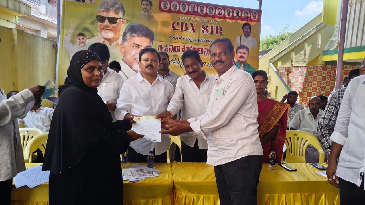 గూడూరులో సీఎం సహాయనిధి 23వ విడత చెక్కుల పంపిణీ చేసిన పాశిం సునీల్ కుమార్
